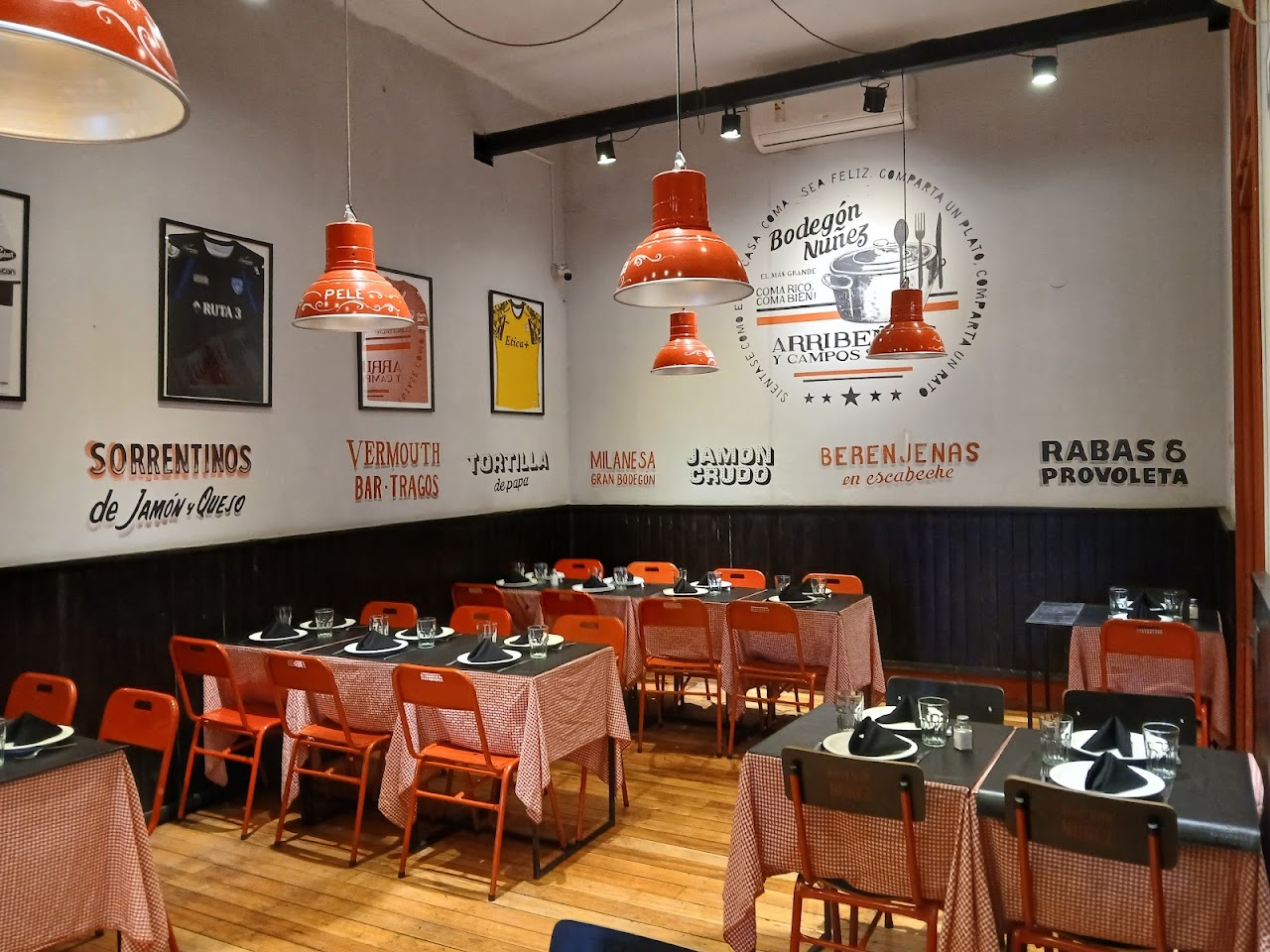 Interior acogedor del bodegón
